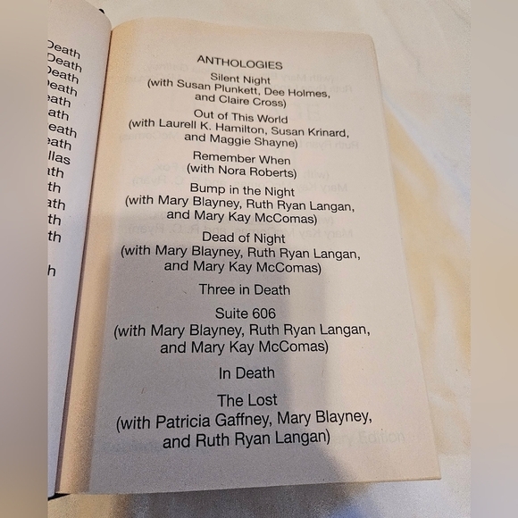 J.D. ROBB Leverage In Death Large Print Edition St. Martin's Press Bestselling - Picture 13 of 16